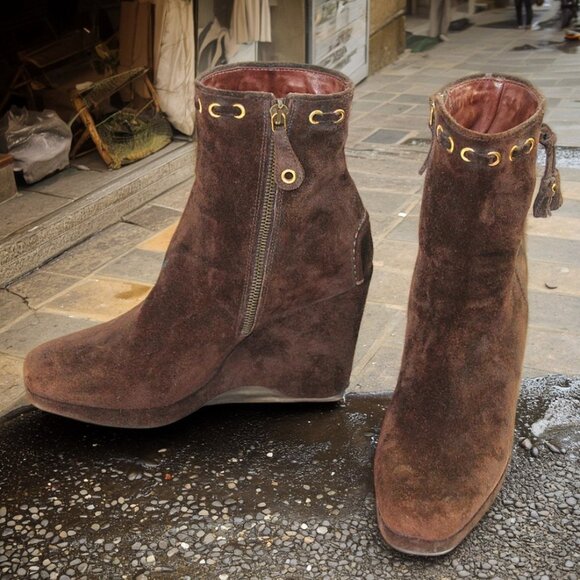 Original Car Shoe Prada Chocolate Suede Gold Tone Eyelet Wedge, Size 36.5 - Picture 1 of 11